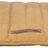 Ein rechteckiges, gepolstertes Kissen in Beige mit Steppnähten und einem Etikett mit der Aufschrift "homeEdition".