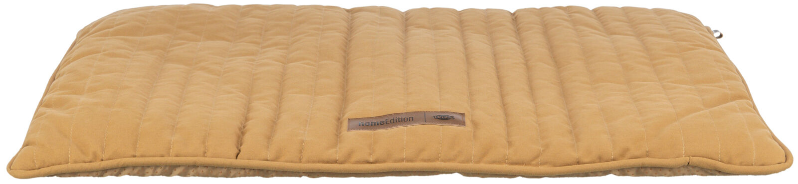 Ein rechteckiges, gepolstertes Kissen in Beige mit Steppnähten und einem Etikett mit der Aufschrift "homeEdition".