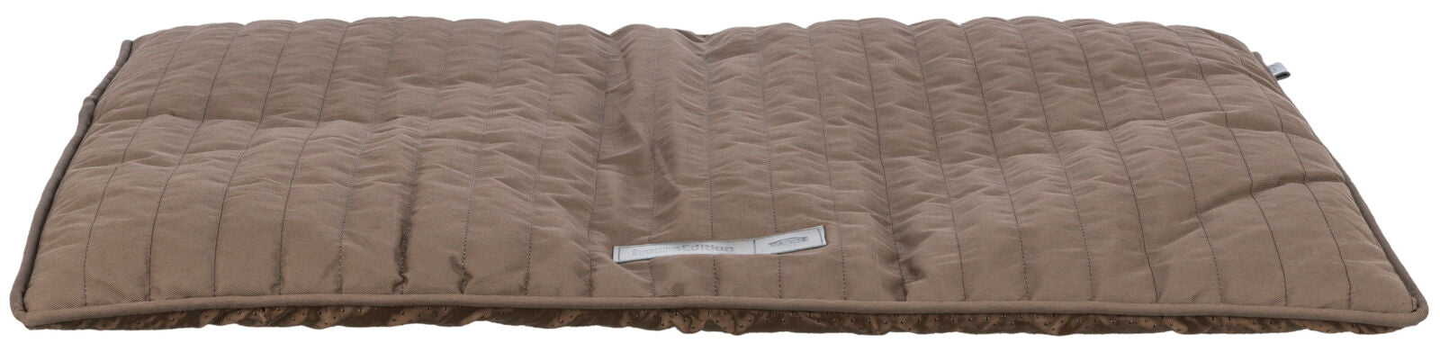 Rechteckiges, braunes, gestepptes Kissen mit Etikett an der Seite auf weißem Hintergrund.