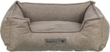 Kissenförmiges, beigefarbenes Hundebett mit stehendem Rand und Etikett „homeEdition TRIXIE“.