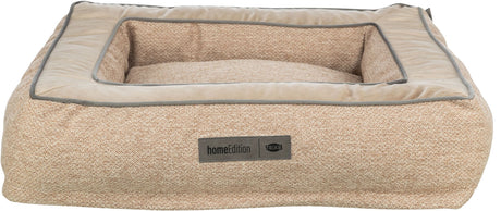 Rechteckiges, beiges Tierbett mit einem Etikett mit der Aufschrift "homeEdition TRIXIE".