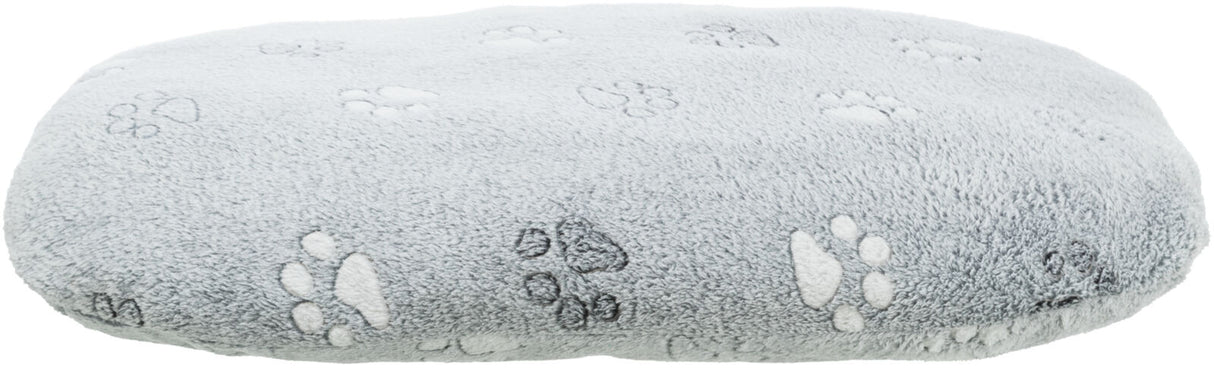 Graues, ovales Kissen mit Pfotenabdruckmuster in Weiß und Dunkelgrau.