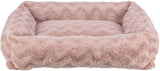 Rechteckiges, hellrosa Hundebett mit weicher, plüschiger Oberfläche und leicht erhöhtem Rand.