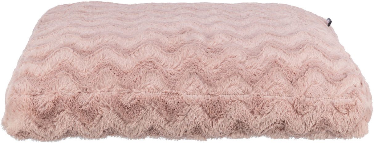 Rechteckiges, rosafarbenes Kissen mit weicher Felltextur und wellenförmigem Muster, seitlich eine kleine Schlaufe.