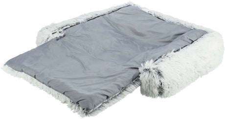 Graues, flauschiges Kissen mit Textur aus weichem Material und Fransen an den Rändern.