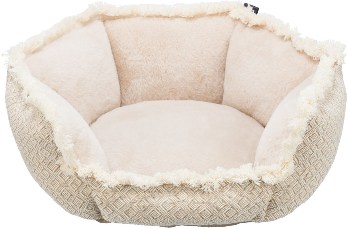 Beige-weißes, sechseckiges Kissenbett mit weichem Plüschbezug und strukturierter Außenkante.