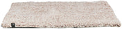Rechteckige, flauschige, beige Matte mit strukturierter Oberfläche und schwarzem Label an der Ecke.