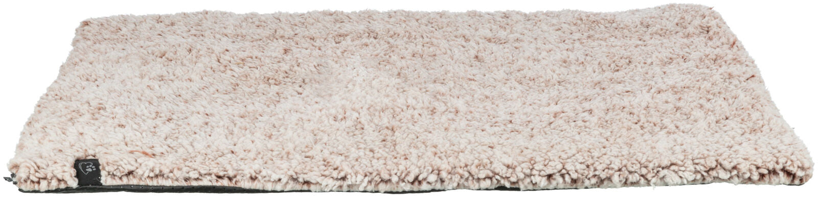 Rechteckige, flauschige, beige Matte mit strukturierter Oberfläche und schwarzem Label an der Ecke.