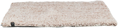 Rechteckige, flauschige, beige Matte mit strukturierter Oberfläche und schwarzem Label an der Ecke.