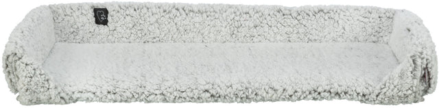 Langes rechteckiges, flauschiges, graues Kissen mit erhöhten Rändern und einem kleinen schwarzen Etikett.