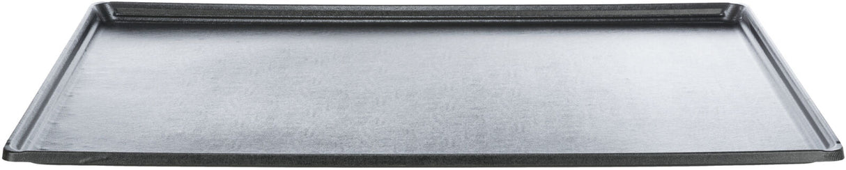 Ein schwarzes rechteckiges Backblech mit leicht erhöhtem Rand, flach auf einer Oberfläche liegend.