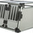 Silberne, robuste Transportbox aus Metall mit zwei Gittern auf der Vorderseite und schwarzen Kunststoff-Ecken.