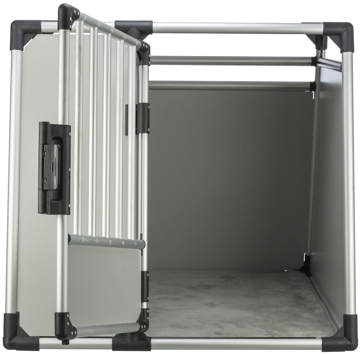 Silberner Transportkäfig aus Metall mit offener Tür, schwarzem Griff und grauem Boden innen.