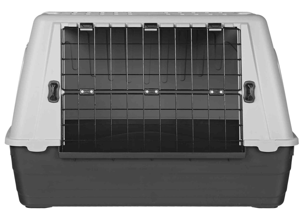 Graue und schwarze Transportbox mit Gittertür und Verschlüssen an den Seiten.