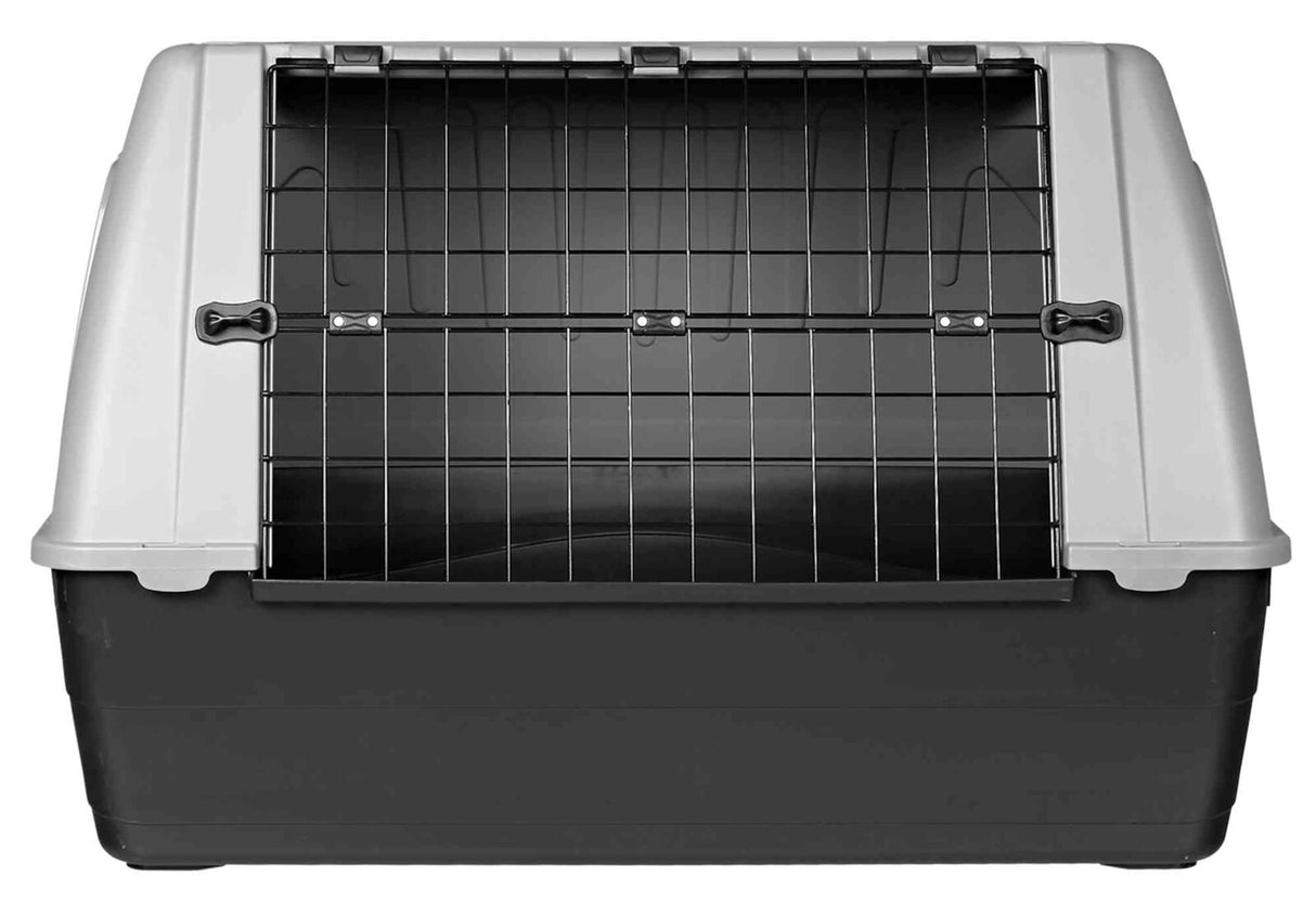 Schwarze und graue Transportbox aus Kunststoff mit Gittertür aus Metall.