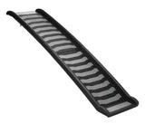 Schwarze rampe mit gestreiftem Muster auf der Oberfläche.