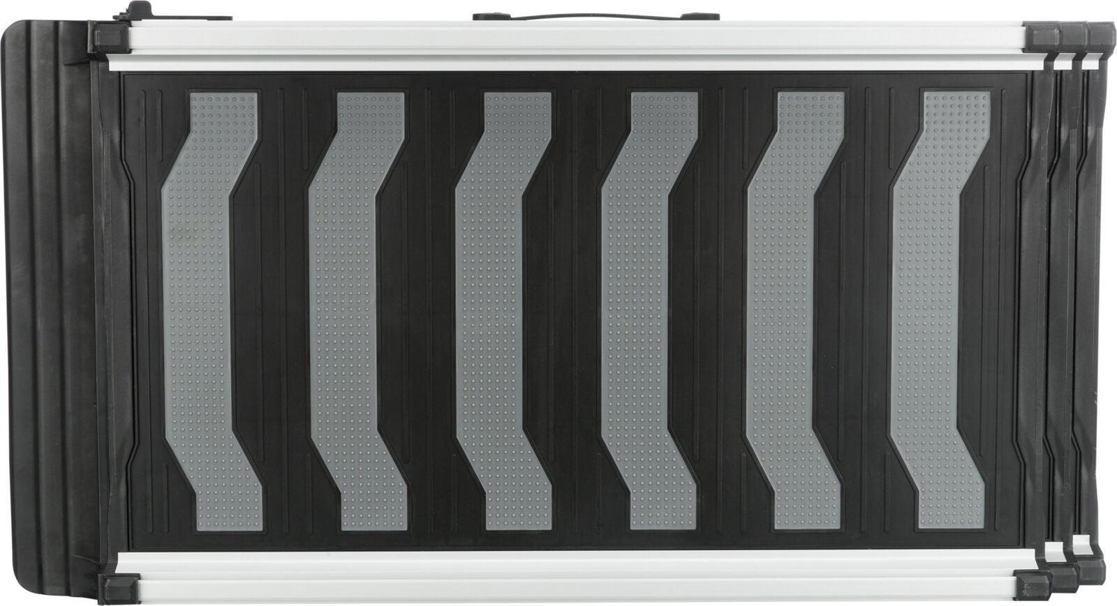 Schwarze Transportbox mit grauen, strukturierten Flächen und silbernen Kanten, rechteckig und kompakt.
