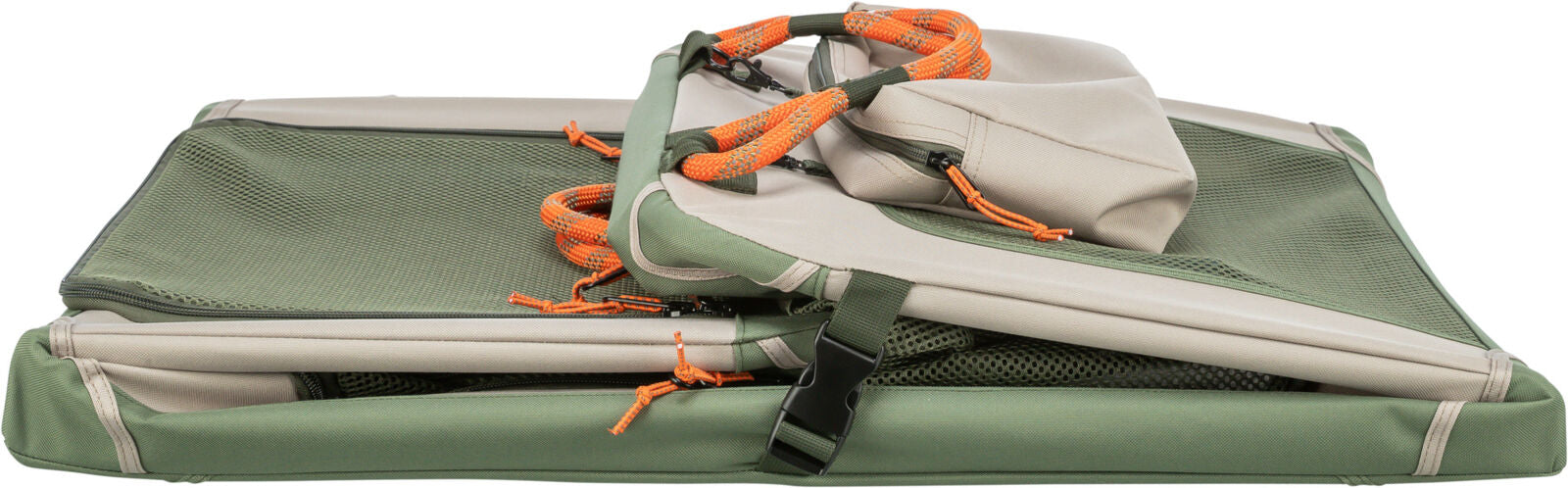 Zusammengeklappte, grüne und beige Trageeinheit mit orangen Bändern und schwarzen Clips aus Stoff und Netzmaterial.
