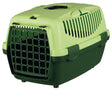 Grüne Transportbox mit Lüftungsschlitzen und Gittertür, geeignet für Tiere.