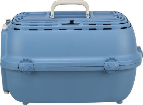 Blaue Transportbox mit weißem Griff, seitlichen Verschlüssen und Lüftungsschlitzen oben.