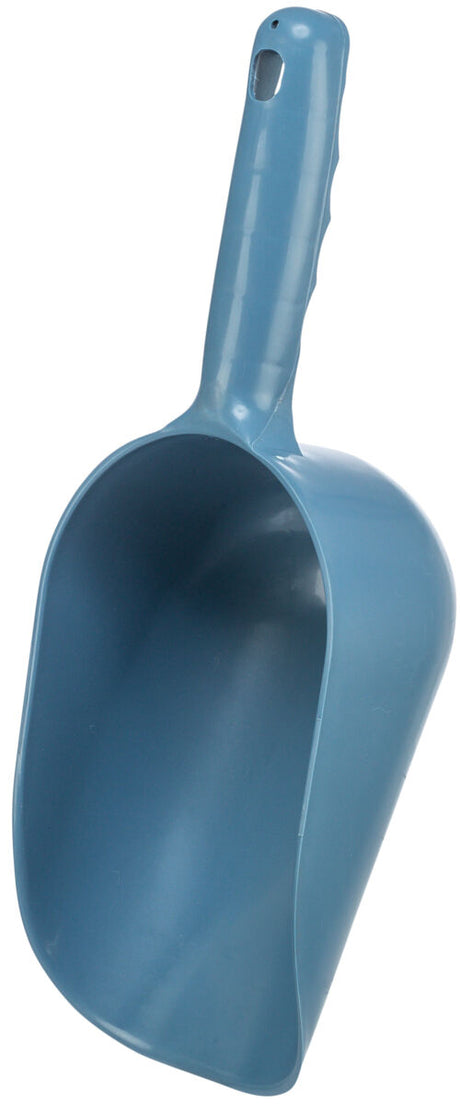 Eine blaue Kunststoffschaufel mit ergonomischem Griff und abgerundetem Rand, leicht nach oben geneigt.
