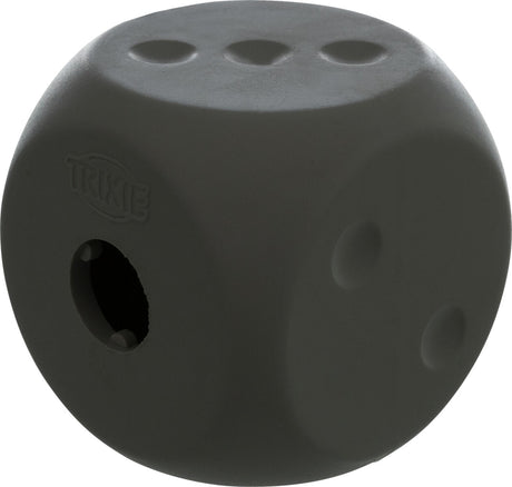 Grauer, würfelförmiger Spielzeugwürfel mit runden Vertiefungen und einem Loch, Markenname "Trixie" sichtbar.