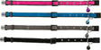 Vier Halsbänder in Pink, Blau, Grau und Schwarz mit Glitzersteinen und Glöckchen, in Reihe angeordnet.