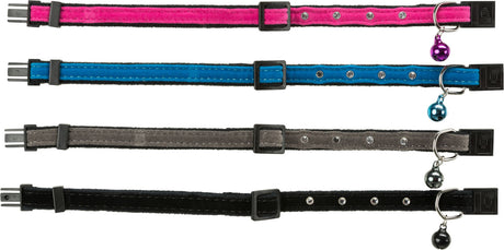 Vier Halsbänder in Pink, Blau, Grau und Schwarz mit Glitzersteinen und Glöckchen, in Reihe angeordnet.