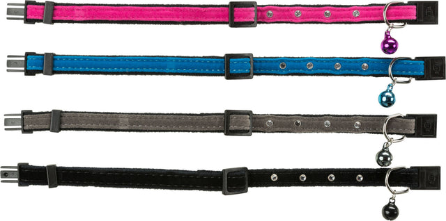 Vier Halsbänder in Pink, Blau, Grau und Schwarz mit Glitzersteinen und Glöckchen, in Reihe angeordnet.