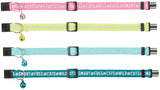 Vier bunte Katzenhalsbänder in Pink, Gelb, Hellblau und Türkis, jedes mit einem Glöckchen und bedrucktem Text "FREE#CATS#WILD#CUTE#SMART".