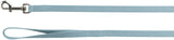 Hellblaue Hundeleine mit Schlaufe und Metallkarabiner, flaches Gewebe, einfache Struktur.