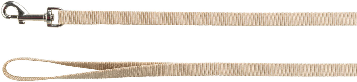 Beige Hundeleine mit Metallschnalle und Handschlaufe, flach auf weißem Hintergrund dargestellt.