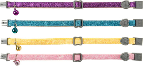 Vier glitzernde Katzenhalsbänder in lila, blau, gelb und rosa mit einem kleinen Glöckchen und Schnallen.