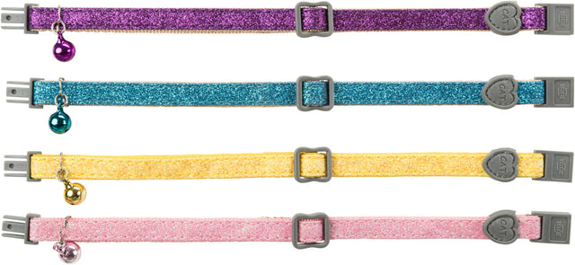 Vier glitzernde Katzenhalsbänder in lila, blau, gelb und rosa mit einem kleinen Glöckchen und Schnallen.