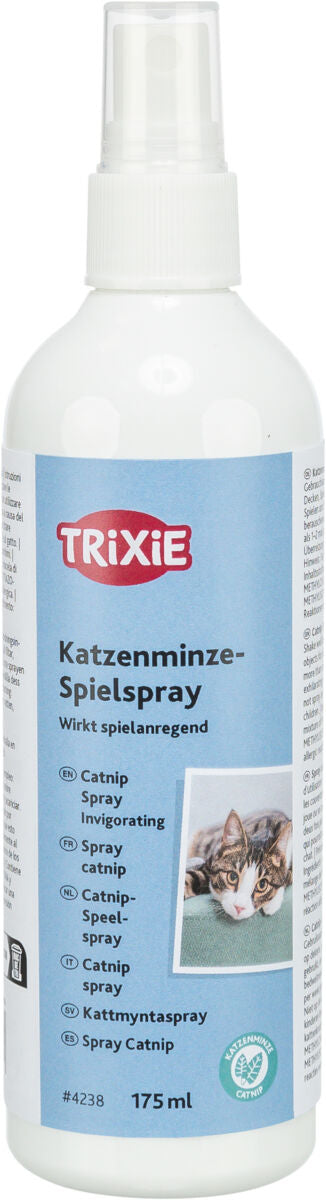 Weißes Sprayflasche mit blauem Etikett, Aufdruck "Trixie Katzenminze-Spielspray", zeigt Bild einer Katze.