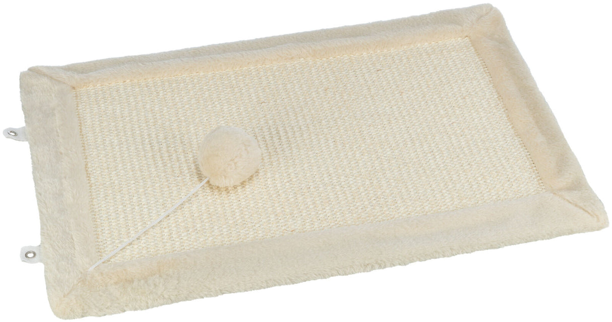 Beigefarbene kratzmatte mit weichem rand und hängendem ball aus plüsch daran befestigt.