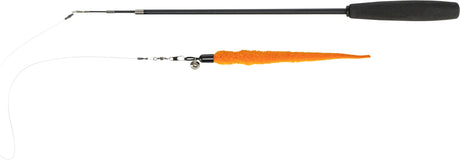 Angelrute mit schwarzem Griff, langer Angelschnur und orangefarbenem flauschigen Köder, an dem eine kleine Glocke befestigt ist.