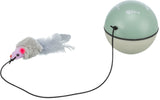 Grünes rundes Spielzeug mit Fischmotiven, daran befestigt eine Plüschmaus mit grauem Fell und Federschwanz.