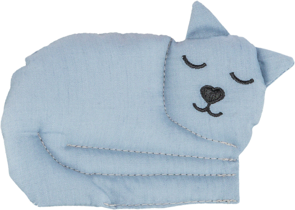 Ein hellblaues, stoffbezogenes Kissen in Form einer schlafenden Katze mit gestickten Gesichtszügen.