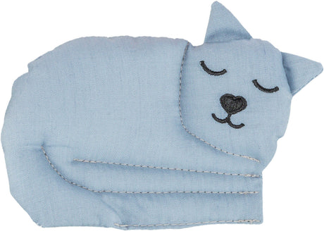 Ein hellblaues, stoffbezogenes Kissen in Form einer schlafenden Katze mit gestickten Gesichtszügen.