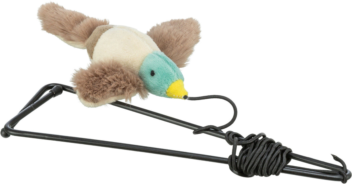 Ein plüschiges Spielzeug in Form eines Vogels mit grünem Kopf, gelbem Schnabel, braunen Flügeln und Schwanz auf einem schwarzen Drahtgestell.
