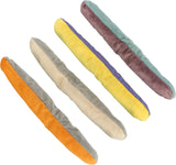 Vier längliche, bunte Stoffobjekte in Orange, Grau, Beige, Gelb, Lila, Hellblau und Braun.
