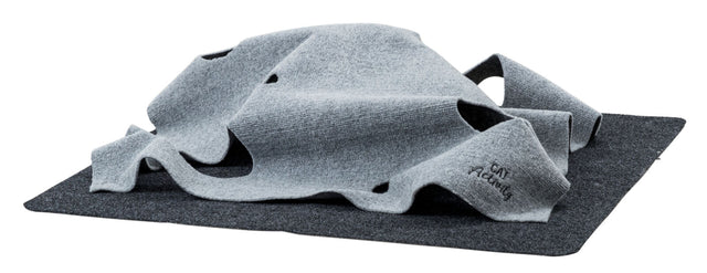 Graue, strukturierte Stoffoberfläche mit unregelmäßigen Falten und Löchern auf dunkler Unterlage.