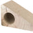 Zwei beige Kratzmöbel aus Wellpappe, ein zylindrisches Objekt und eine keilförmige Struktur mit Loch.