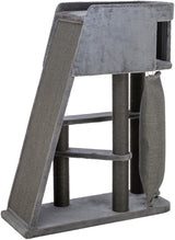 Grauer Kratzbaum mit drei Stufen, einem Kratzbrett an der Seite und einem hängenden Kratzspielzeug.