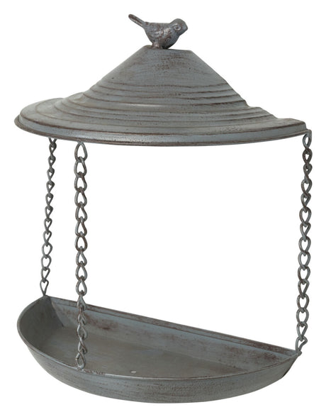 Hängende, metallene Vogelfutterstation mit Kuppeldach und Zier-Vogel, gehalten von Ketten, in Grau.