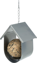 Grauer Metall-Futterspender mit Haken, Kette und Dachdesign, hält eine runde Futtermischung im Inneren.