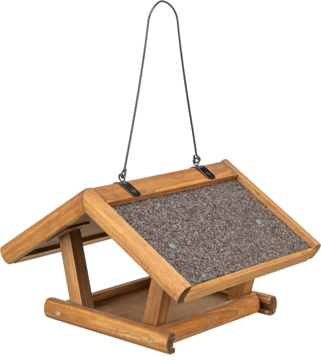 Holz-Vogelfutterhaus mit schrägem Dach und schwarzem Kiesbelag, Metallbügel zum Aufhängen, braune Farbe.