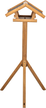 Holz-Vogelhaus mit Dreibeinstativ, spitz zulaufendes Dach, naturbelassene Holzfarbe, robustes Design.