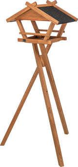 Holzgestell mit schrägem Dach, stehend auf drei Beinen, geeignet als Vogelhaus mit dunkler Dachfläche.